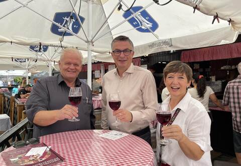 Sie stoßen auf ein rundum stimmiges Oechslefest 2026 an: Frank Daudert, Sprecher der Wirte, Oliver Reitz, Direktor der Wirtschaft und Stadtmarketing Pforzheim (WSP) und Waltraud Knöller vom Event-Team der WSP (von links).