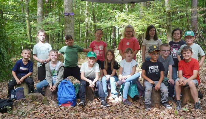 Zu Beginn und am Ende ihrer Aufenthalte im Wald treffen sich die Kinder in der Mitte des Areals in einer Sitzgruppe. Bei der Gestaltung des Geländes legen sie kräftig selbst Hand an.