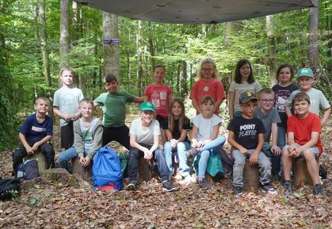 Zu Beginn und am Ende ihrer Aufenthalte im Wald treffen sich die Kinder in der Mitte des Areals in einer Sitzgruppe. Bei der Gestaltung des Geländes legen sie kräftig selbst Hand an.