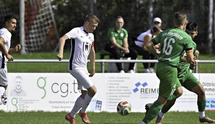 Der FC Engelsbrand (am Ball Adrian Schulz) gehört nach dem 1:0 gegen den VfB Pfinzweiler weiter zur Spitzengruppe der Kreisklasse A2.