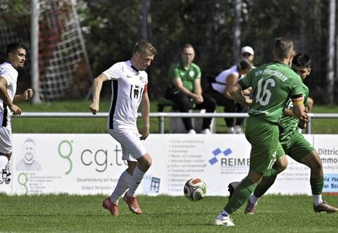 Der FC Engelsbrand (am Ball Adrian Schulz) gehört nach dem 1:0 gegen den VfB Pfinzweiler weiter zur Spitzengruppe der Kreisklasse A2.