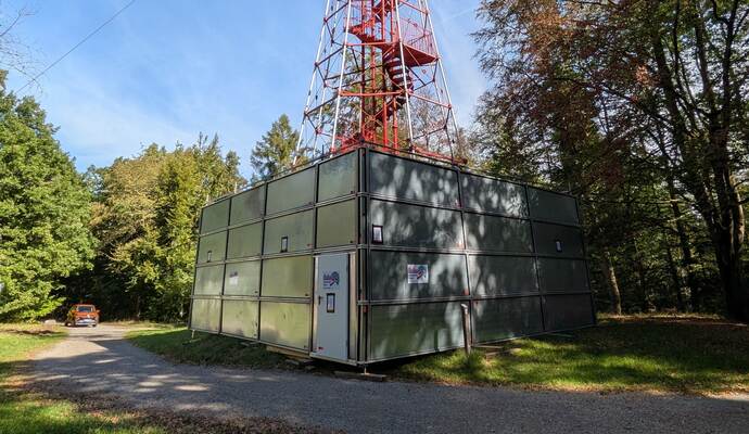 Die neue Einhausung am Büchenbronner Aussichtsturm.