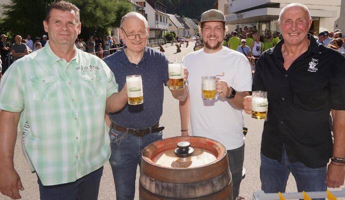 Thorsten Ackermann, Bürgermeister-Stellvertreter Oliver Kräutle, Vereinssprecher Christoph Waizenegger und Joachim Kaucher stoßen an.
