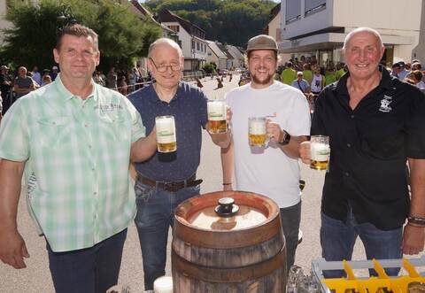 Thorsten Ackermann, Bürgermeister-Stellvertreter Oliver Kräutle, Vereinssprecher Christoph Waizenegger und Joachim Kaucher stoßen an.