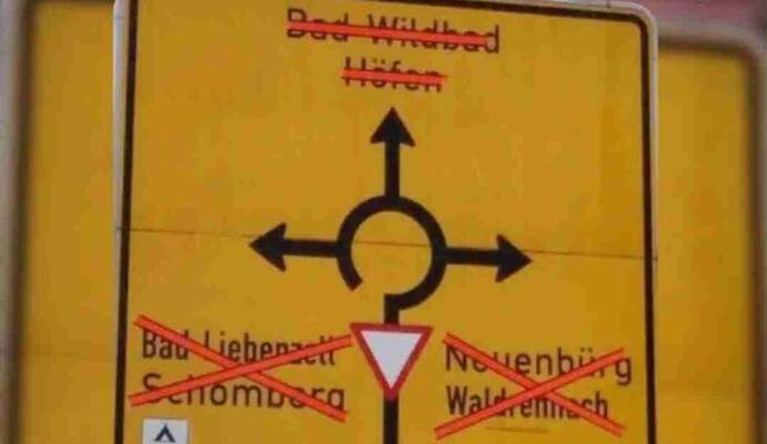 Wer von der Kirche aus in den Langenbrander Kreisverkehr fährt, kann laut diesem Schild gleich wieder umkehren. Alle drei anderen Ausgänge sollen dicht sein. Gepostet wurde das Foto auf Facebook. Aktuell ist es nicht – und ob es tatsächlich mal so war, ist fraglich.