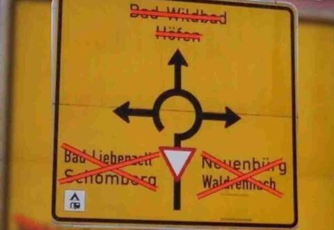 Wer von der Kirche aus in den Langenbrander Kreisverkehr fährt, kann laut diesem Schild gleich wieder umkehren. Alle drei anderen Ausgänge sollen dicht sein. Gepostet wurde das Foto auf Facebook. Aktuell ist es nicht – und ob es tatsächlich mal so war, ist fraglich.