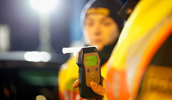 Polizei macht Alkoholtest Symbolbild