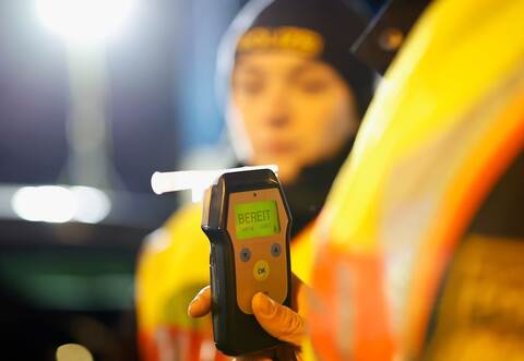 Polizei macht Alkoholtest Symbolbild