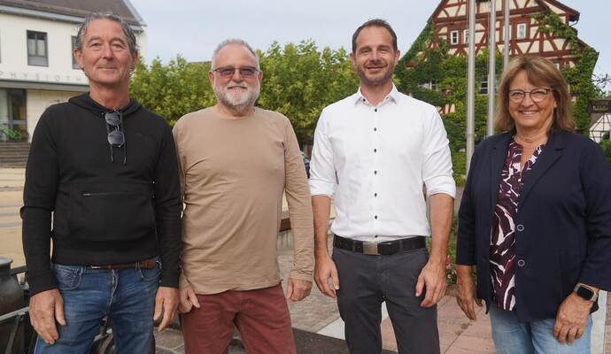 Bürgermeister Thomas Maag (Dritter von links) freut sich mit Klaus Reiling, Reiner Frei und Regina Fuchs (von links) vom Freundeskreis Civitella auf den deutschitalienischen Markt auf dem Ersinger Dorfplatz.