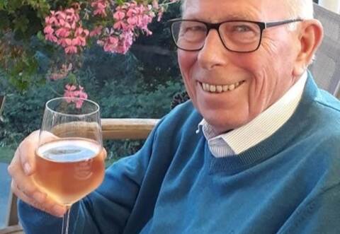 Ein Viertele in Ehren kann sich der Vereinsmensch Martin Kull nicht verwehren. Er ist seit 20 Jahren Vorsitzender des Heimatvereins Bauschlott und begeht seinen 80. Geburtstag.