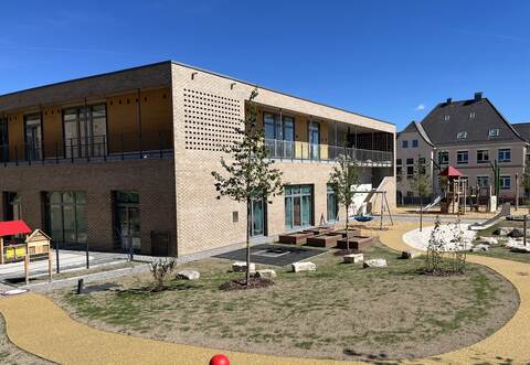 Von außen sieht alles fertig aus: Der Kombinationsneubau aus neuer Birkenfelder Gemeindebibliothek und Kindergarten St. Klara wird nicht wie geplant in den Sommerferien fertig. Dies hat die Gemeinde am Mittwoch öffentlich gemacht.