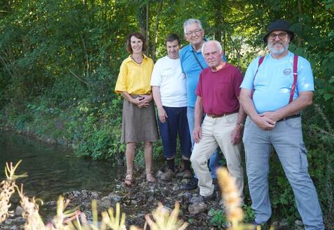 Monika Ruthardt, Volker Molthan, Roland Schultner, Helmut Fohler und Harry Faaß (von links) haben im April zu den Ehrenamtlichen gehört, die den Mühlbach bei Stein untersucht haben.