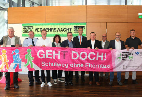 Auf den Schuljahresbeginn aufmerksam machen: Siegfried Albrecht (Stellvertretender Vorsitzender Verkehrswacht Mühlacker und Umgebung), Polizeihauptkommissar Holger Kuhles (Verkehrspolizeiinspektion Pforzheim), Polizeihauptkommissar Michael Strauß (Polizeipräsidium Pforzheim), Daniela Vogel (Vorsitzende Verkehrswacht Pforzheim und Enzkreis), Oliver Müller (Leiter des Verkehrsamtes Enzkreis), Enzkreisdezernent Holger Nickel, Marktdirektor Gerd Owczarek, der stellvertretende Filialdirektor Stefan Kübler (beide Sparkasse Pforzheim Calw), Bürgermeister Armin Dauner und der Leiter des Bürger- und Ordnungsamtes Mühlacker, Thomas Etzel (von links).