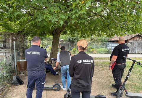 Am ersten Hotspot in der Gartenstraße trifft Bürgermeister Hottinger auf eine große Freundesgruppe. Im Beisein der Polizeibehörde und des Sicherheitsdienstes werden die Jugendlichen auf die Problematik der Vermüllung und Ruhestörung angesprochen. Im Gespräch zeigen sie sich einsichtig.