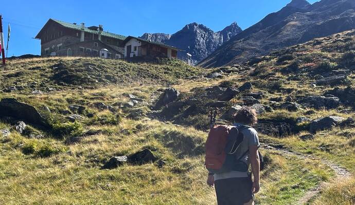 Das Ziel fest vor Augen: PZ-Redakteur Nils Gundel auf den letzten Metern zur Pforzheimer Hütte.
