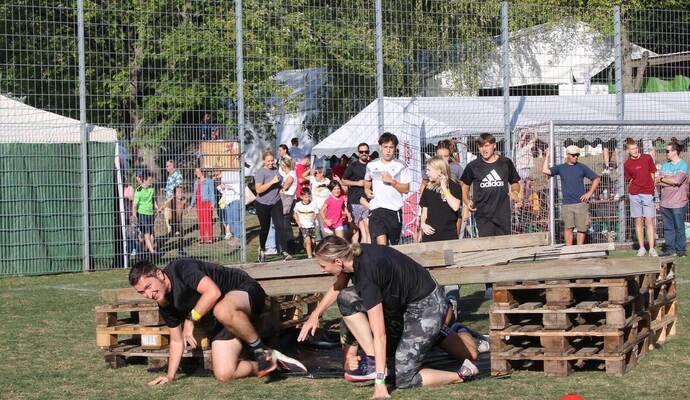 Kreative Hindernisse galt es beim Sponsorenlauf zugunsten der drei Remchinger CVJM-Jugendreferentenstellen zu überwinden.