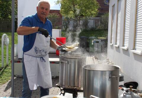 Klaus Rapp hat den Bogen raus, wie er die Maultaschen am besten aus der heißen Brühe fischt und elegant zum Kartoffelsalat ablegt.