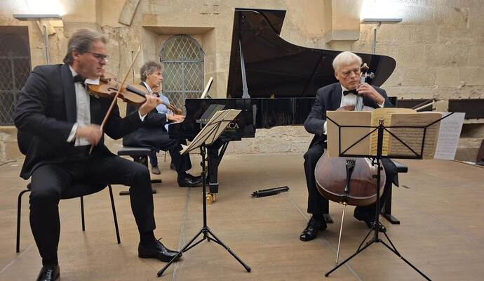 Bernd Glemser im Trio mit dem Geiger Frank-Michael Erben (links) und dem Cellisten Jürnjakob Timm (rechts).