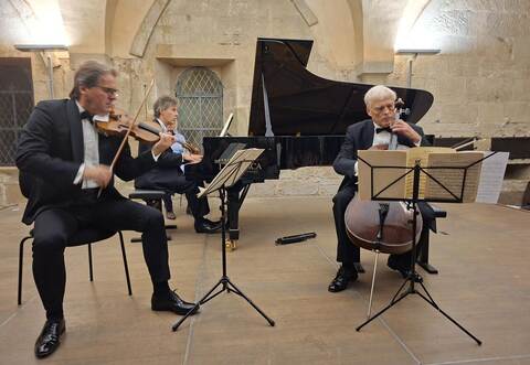 Bernd Glemser im Trio mit dem Geiger Frank-Michael Erben (links) und dem Cellisten Jürnjakob Timm (rechts).