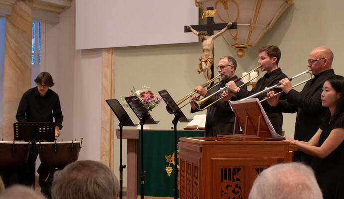 Festliche Klänge erfüllen die Neuenbürger Stadtkirche beim Konzert für Pauken (Tolga Anlar), drei Barocktrompeten (Benedikt Kilburg, Michael Pietsch-Rether und Mark Bennett) und Orgel (Sun Kim, von links).
