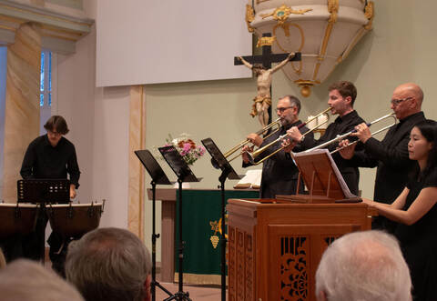 Festliche Klänge erfüllen die Neuenbürger Stadtkirche beim Konzert für Pauken (Tolga Anlar), drei Barocktrompeten (Benedikt Kilburg, Michael Pietsch-Rether und Mark Bennett) und Orgel (Sun Kim, von links).
