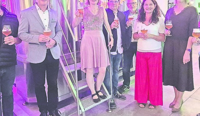 Die neue Brauanlage wird eingeweiht (von links): Marco Gauger, Klaus Mack, Jessica Fox, Jürgen Göbel, Thomas Hartmann, Daniela Steinrode, Stefanie Bott, Beate Kunz