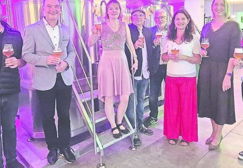 Die neue Brauanlage wird eingeweiht (von links): Marco Gauger, Klaus Mack, Jessica Fox, Jürgen Göbel, Thomas Hartmann, Daniela Steinrode, Stefanie Bott, Beate Kunz