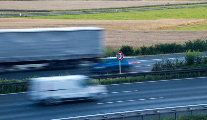 Auf der A8 bei Karlsbad hat die Polizei die Geschwindigkeit überwacht.