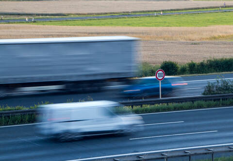 Auf der A8 bei Karlsbad hat die Polizei die Geschwindigkeit überwacht.