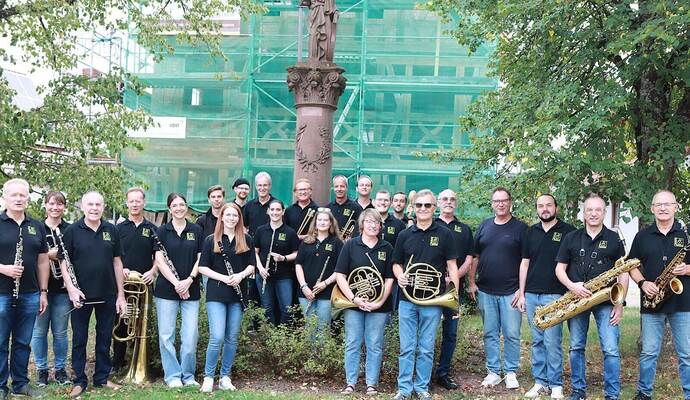 Zum Jubiläum kehrte der Musikverein Neuhausen an jenen geschichtsträchtigen Ort zurück, an dem am 14. September 1876 über die Einweihung des Gedenksteins Germania berichtet wurde, wobei die Musikkapelle für die musikalische Umrahmung sorgte. Dahinter steht das ehemalige Amtshaus.
