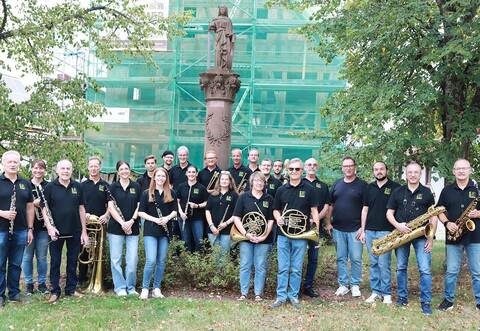 Zum Jubiläum kehrte der Musikverein Neuhausen an jenen geschichtsträchtigen Ort zurück, an dem am 14. September 1876 über die Einweihung des Gedenksteins Germania berichtet wurde, wobei die Musikkapelle für die musikalische Umrahmung sorgte. Dahinter steht das ehemalige Amtshaus.