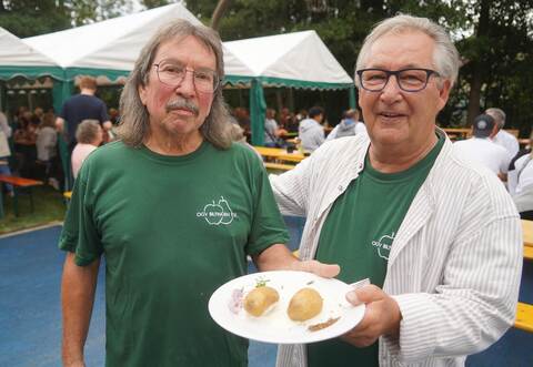 Vorsitzender Udo Seiter (rechts) serviert mit Stellvertreter Dieter Karg beim Kartoffelfest unzählige Pellkartoffeln mit selbst angemachtem Bibeleskäs.
