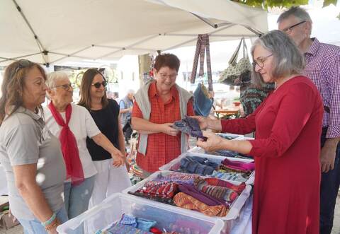 Auf dem deutsch-italienischen Markt sorgt das Angebot für beste Unterhaltung und zufriedene Gesichter.