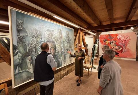 Die Kunsthistorikerin Regina M. Fischer führt durch die bedeutende „Sammlung Heinrich“ im Schafhof Maulbronn.