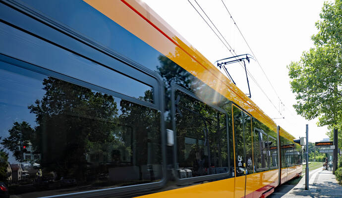 Wegen eines Oberleitungsschadens kommt es zu Fahrtausfällen und Einschränkungen.