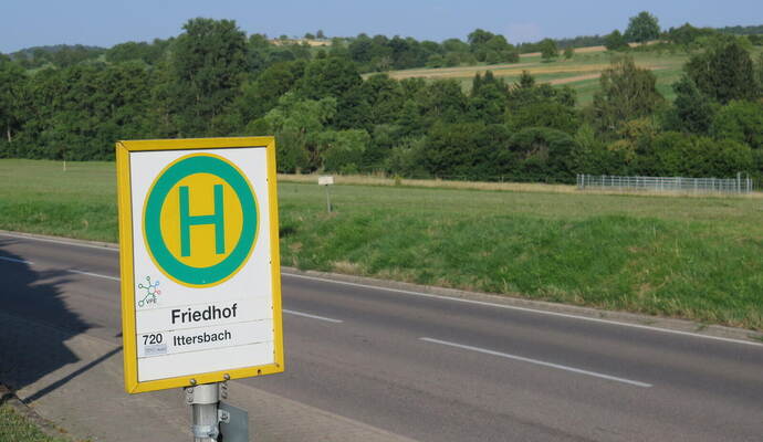 Auf der grünen Wiese gegenüber vom Friedhof könnte am Ortseingang von Weiler ein großer Supermarkt entstehen. Doch es gibt Widerstände. Deshalb wird es inKeltern zu einem Bürgerentscheid gegen das Projekt kommen.