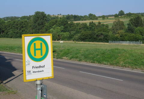 Auf der grünen Wiese gegenüber vom Friedhof könnte am Ortseingang von Weiler ein großer Supermarkt entstehen. Doch es gibt Widerstände. Deshalb wird es inKeltern zu einem Bürgerentscheid gegen das Projekt kommen.
