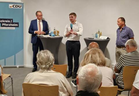 Gunter Krichbaum (links) und Nico Gunzelmann (Mitte) stellten sich am Donnerstagabend den Fragen von rund 40 Besuchern. Georg Kost