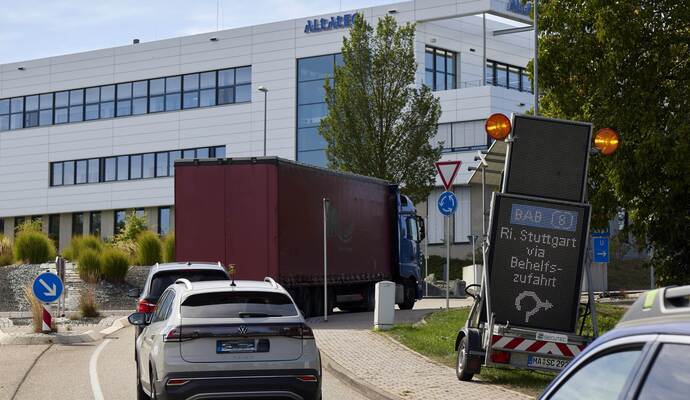 Im Wimsheimer Kreisel bitte rechts abbiegen zur schwarzen Einfahrt auf die A8: Mit diesem deutlichen Signal haben die Planer beim Umleitungsverkehr nachgebessert, damit Autofahrer rasch wieder zurück auf die Autobahn kommen.