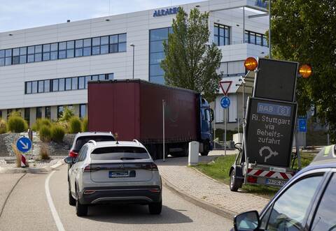 Im Wimsheimer Kreisel bitte rechts abbiegen zur schwarzen Einfahrt auf die A8: Mit diesem deutlichen Signal haben die Planer beim Umleitungsverkehr nachgebessert, damit Autofahrer rasch wieder zurück auf die Autobahn kommen.