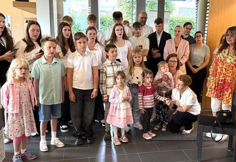 Vom Kinder- und Jugendchor war Apostel Daniel Habich, der die Predigt zumFestgottesdienst 100 Jahre neuapostolische Kirche Neulingen hielt, mit dem Lied „Danke für diesen guten Morgen“ begrüßt worden.
