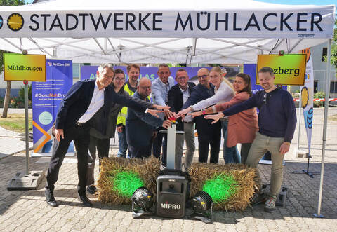 Vertreter von Stadt und Stadtwerken, sowie deren Projektpartner geben am Mittwochnachmittag grünes Licht in Sachen Breitbandausbau: Das erste Teilnetz steht. Rund 1.400 Haushalte sind nun ans Glasfasernetz angebunden.