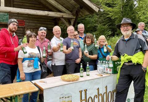 Begeisterte Teilnehmer der Bierwanderung - links im Bild Biersommelier Fritz Krahl und rechts mit Hut Wanderführer Peter Grambart.