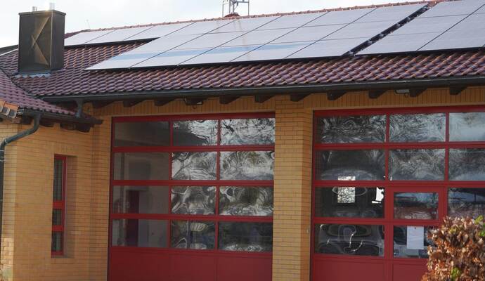 Nachhaltig erzeugter Strom könnte in Kieselbronn das Mittel der Wahl sein. Auf dem Dach des Feuerwehrhauses hat die Energiegesellschaft bereits eine Photovoltaikanlage installiert.Nico Roller