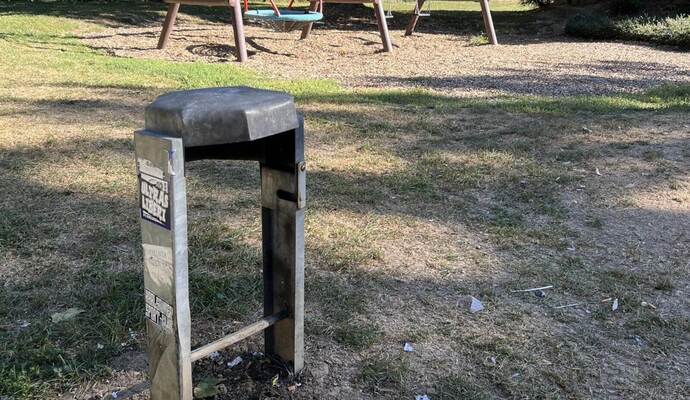 Auf dem Spielplatz in der Wilferdinger Straße ist es zu mehreren Vorfällen gekommen – Parkbänke wurden beschädigt und es kam zu einer Explosionin einem Mülleimer.
