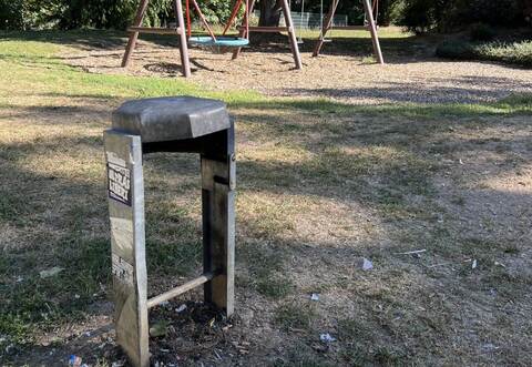 Auf dem Spielplatz in der Wilferdinger Straße ist es zu mehreren Vorfällen gekommen – Parkbänke wurden beschädigt und es kam zu einer Explosionin einem Mülleimer.
