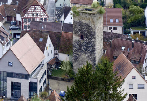 Der Diepoldsturm in der Mönsheimer Ortsmitte sollte dringend saniert werden.