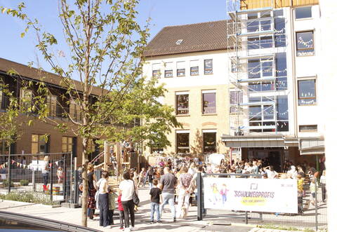Um die Parkplätze im Vordergrund und den durch sie im Vergleich zum früheren Außengelände verkleinerten Schulhof gab es viele Diskussionen.