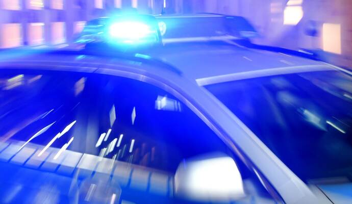 Auto fährt Steilhang runter