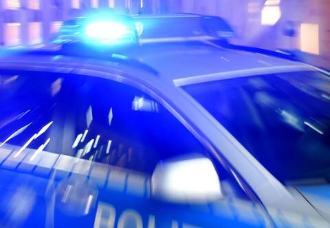Auto fährt Steilhang runter